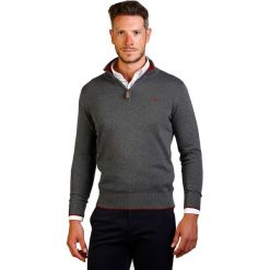 Sweter w kolorze szarym. Szare swetry męskie The Time of Bocha, s, z haftami, z bawełny, ze stójką, bez kaptura. W wyprzedaży za 119,95 zł.