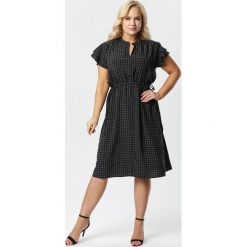 Czarna Sukienka Melilacia. Czarne sukienki damskie Born2be, na imprezę, xl, bez wzorów, z okrągłym kołnierzem, z krótkim rękawem, krótkie, midi. Za 89,99 zł.
