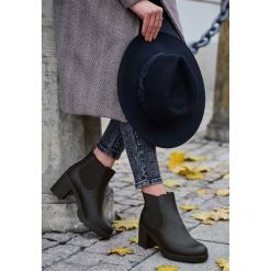 Czarne Matowe Botki Rockdale. Czarne botki damskie Born2be, na jesień, z okrągłym noskiem, za kostkę, na średnim obcasie, na obcasie, bez zapięcia. Za 139,99 zł.