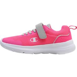 Champion LOW CUT SHOE CARRIE Obuwie treningowe pink. Czerwone buty dziewczęce sportowe marki Champion, z materiału. Za 129,00 zł.