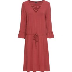 Sukienka dżersejowa bonprix dymny malinowy. Różowe sukienki damskie bonprix, w paski, z dżerseju, eleganckie, z dekoltem w serek, bez rękawów. Za 49,99 zł.