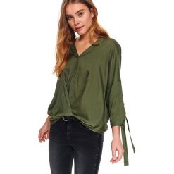 Bluzka długi rękaw o luźnym kroju, z rękawem kimono. Zielone bluzki damskie Top Secret, bez wzorów, biznesowe, z dekoltem w serek, z długim rękawem. W wyprzedaży za 34,99 zł.