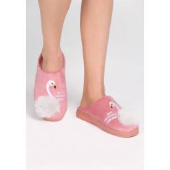 Ciemnoróżowe Kapcie Mind. Czerwone kapcie damskie Born2be, z materiału. Za 39,99 zł.