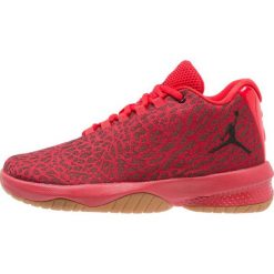 Jordan B. FLY Obuwie do koszykówki university red/black/gym red. Czerwone buty chłopięce sportowe marki Jordan, z materiału. W wyprzedaży za 341,10 zł.