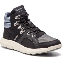 Sneakersy PEPE JEANS - Hyke W Camu PLS30761 Black 999. Czarne półbuty damskie Pepe Jeans, bez wzorów, z jeansu, bez obcasa, na płaskiej podeszwie, bez zapięcia. W wyprzedaży za 199,00 zł.