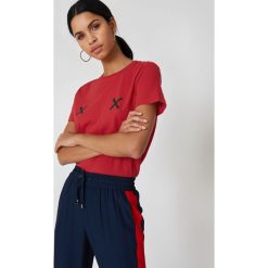 NA-KD Koszulka Double X - Red. Czerwone t-shirty damskie marki NA-KD, z okrągłym kołnierzem. Za 72,95 zł.