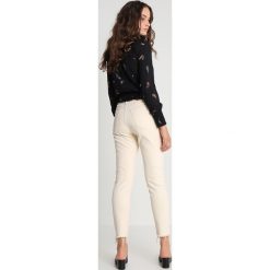 IVY & OAK CROPPED BLOUSE Bluzka black. Czarne bluzki damskie marki IVY & OAK, bez wzorów, z wiskozy, bez kołnierzyka, bez rękawów. Za 379,00 zł.
