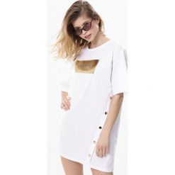 Biała Tunika Flounce. Białe tuniki damskie Born2be, s, z nadrukiem, z dzianiny, z okrągłym kołnierzem, z krótkim rękawem. Za 39,99 zł.