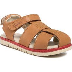 Sandały CLARKS - Frances Sun K 261506557 Tan Leather. Pomarańczowe sandały chłopięce Clarks, ze skóry, bez zapięcia. Za 219,00 zł.