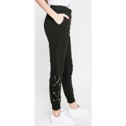 Answear - Spodnie Ur Your Only Limit. Czarne spodnie damskie ANSWEAR, s, bez wzorów, z wiskozy, casualowe. W wyprzedaży za 59,90 zł.