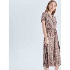 Sukienka szmizjerka z wężowym wzorem - Beżowy. Brązowe sukienki damskie Cropp, s, bez wzorów, bez kołnierzyka, bez rękawów, szmizjerki. Za 89,99 zł.