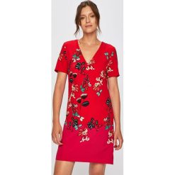 Desigual - Sukienka. Czerwone sukienki damskie marki Desigual, na co dzień, bez wzorów, z poliesteru, casualowe, bez kołnierzyka, bez rękawów, mini, proste. Za 449,90 zł.