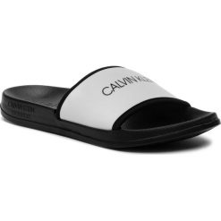 Klapki CALVIN KLEIN - Slide KM0KM00377 100. Białe klapki męskie Calvin Klein, bez wzorów, z tworzywa sztucznego. W wyprzedaży za 129,00 zł.