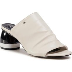 Klapki BETSY - 907030/01-02E Light Beige. Brązowe klapki damskie Betsy, bez wzorów, ze skóry ekologicznej, bez obcasa. W wyprzedaży za 129,00 zł.