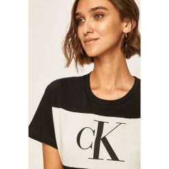 Calvin Klein Jeans - T-shirt. Różowe bluzki damskie Calvin Klein Jeans, s, z nadrukiem, z bawełny, z okrągłym kołnierzem. Za 179,90 zł.