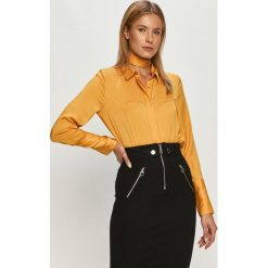 Guess Jeans - Koszula. Bluzki damskie Guess Jeans, s, z aplikacjami, z poliesteru, klasyczne, z klasycznym kołnierzykiem, z długim rękawem. Za 419,90 zł.
