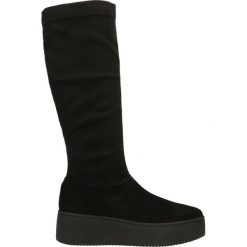 Kozaki ARISA. Czarne kozaki damskie Gino Rossi, ze skóry, bez obcasa, bez zapięcia. Za 299,90 zł.