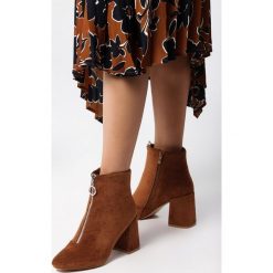 Camelowe Botki Omaha. Brązowe botki damskie Born2be, ze skóry, z okrągłym noskiem, za kostkę, na średnim obcasie, na obcasie, na zamek. Za 139,99 zł.