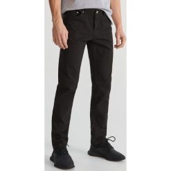 Bawełniane spodnie slim fit - Czarny. Czarne spodnie męskie Reserved, m, bez wzorów, z bawełny. Za 149,99 zł.