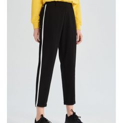 Spodnie chino - Czarny. Czarne chinosy damskie marki Sinsay, s. Za 69,99 zł.