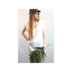 Biała sukienka z krótkim rękawem. Białe sukienki mini damskie marki Miw collection, na imprezę, s, sportowe, ze stojącym kołnierzykiem, z krótkim rękawem, krótkie, sportowe. Za 129,50 zł.