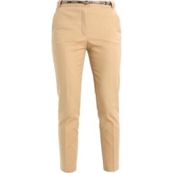 Chinosy damskie: Cortefiel TROUSERS Chinosy beige/roasted