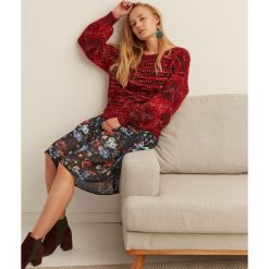 LUŹNY SWETER DAMSKI. Czerwone swetry damskie marki Top Secret, na zimę, bez wzorów, z dzianiny, bez rękawów, bez kaptura. W wyprzedaży za 59,99 zł.