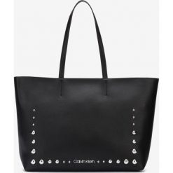 Calvin Klein Must Medium Torebka Czarny. Czarne torebki klasyczne damskie Calvin Klein, bez wzorów, z materiału, bez dodatków. Za 686,95 zł.