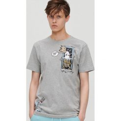 Koszulka z nadrukiem - Jasny szary. Szare koszulki męskie Cropp, s, z nadrukiem, bez kołnierzyka, bez rękawów. Za 39,99 zł.