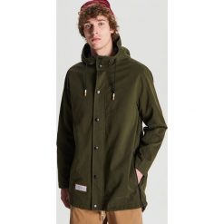 Parka z kapturem - Khaki. Brązowe parki męskie Cropp, s, bez wzorów, z kapturem. W wyprzedaży za 99,99 zł.