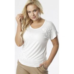 Biała Bluzka Thalura. Białe bluzki damskie Born2be, xl, z haftami, z dzianiny, glamour, z okrągłym kołnierzem, z krótkim rękawem. Za 39,99 zł.