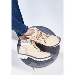 Beżowe Traperki Fashion Casual. Brązowe buty zimowe damskie marki Born2be, na płaskiej podeszwie. Za 89,99 zł.