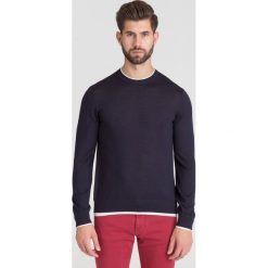 GRANATOWY SWETER EMPORIO ARMANI Z PODWÓJNYMI ŚCIĄCZACZAMI. Niebieskie swetry męskie s, z wełny, z okrągłym kołnierzem. Za 404,50 zł.