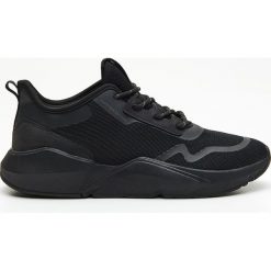 Lekkie buty sportowe - Czarny. Czarne buty sportowe męskie Cropp, bez zapięcia. W wyprzedaży za 119,99 zł.