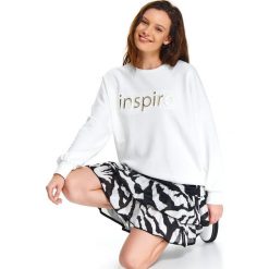 Bluza z okrągłym dekoltem i wypukłym napisem. Białe bluzy damskie Top Secret, na wiosnę, z napisami, bez rękawów, długie, bez kaptura. W wyprzedaży za 59,99 zł.