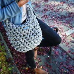 Sznurkowa torebka maxi- kolor vintage denim. Szare torebki klasyczne damskie marki Pakamera, bez wzorów, z denimu, vintage, na ramię, bez dodatków. Za 189,00 zł.