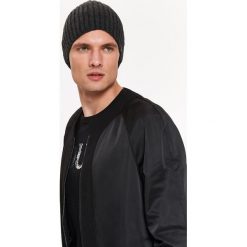 CZAPKA MĘSKA. Szare czapki męskie marki Top Secret, z dzianiny. W wyprzedaży za 19,99 zł.