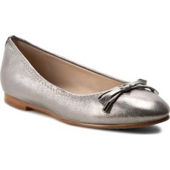 Baleriny CLARKS - Grace Lily 261230624 Silver Metallic. Szare baleriny damskie Clarks, z materiału. W wyprzedaży za 269,00 zł.