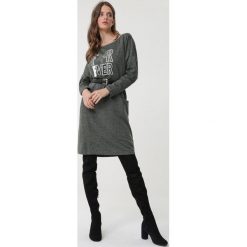 Ciemnozielona Sukienka Hughesdale. Zielone sukienki damskie Born2be, na zimę, s, w paski, z dzianiny, bez kołnierzyka, bez rękawów, midi, oversize. Za 59,99 zł.