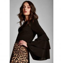 Czarna Bluzka Charming. Czarne bluzki asymetryczne other, l, z długim rękawem. Za 79,99 zł.