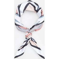 Wzorzysta apaszka - Różowy. Różowe apaszki damskie Reserved, bez wzorów. Za 49,99 zł.