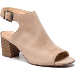 Sandały CLARKS - Deloria Gia 261401874 Sand Suede. Brązowe klapki damskie Clarks, bez wzorów, ze skóry, bez obcasa, na obcasie. W wyprzedaży za 299,00 zł.