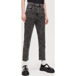 Jeansy mom fit -. Jeansy damskie Cropp. Za 89,99 zł.