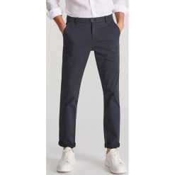 Dopasowane spodnie chino - Granatowy. Niebieskie spodnie męskie Reserved, m, bez wzorów. Za 149,99 zł.
