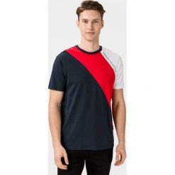 Armani Exchange Koszulka Niebieski Czerwony. Czerwone podkoszulki męskie Armani Exchange, l, bez wzorów, z bawełny, bez kołnierzyka, krótkie. Za 237,95 zł.
