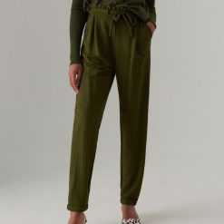 Spodnie paperbag z paskiem - Khaki. Brązowe spodnie damskie Mohito, s. W wyprzedaży za 39,99 zł.