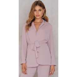 Marynarki i żakiety damskie: Hannalicious x NA-KD Marynarka z paskiem – Pink,Nude