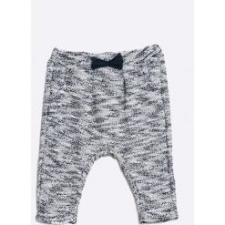 Blu Kids - Spodnie dziecięce 68-98 cm. Białe spodnie dziewczęce Blukids, bez wzorów, z elastanu, sportowe. W wyprzedaży za 29,90 zł.