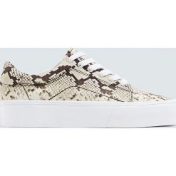 Tenisówki w miejskim stylu w wężowy wzór. Trampki i tenisówki damskie Pull&Bear, bez wzorów, bez zapięcia. Za 99,90 zł.
