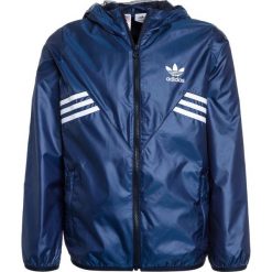 Adidas Originals Kurtka sportowa collegiate navy/hires blue/white. Niebieskie kurtki chłopięce marki adidas Originals, z materiału. W wyprzedaży za 242,10 zł.